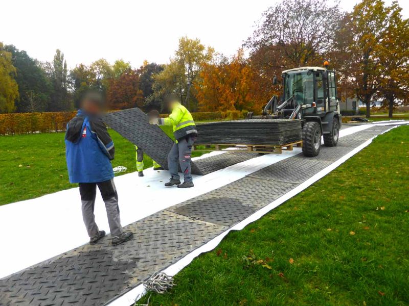Fahrplatten als mobile Baustraße im Rohrleitungsbau in Giessen