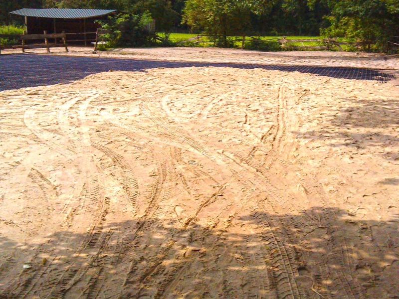 Anfertigen eines wasserdurchlässigen Reitplatz mit dem Bodengitter BG30