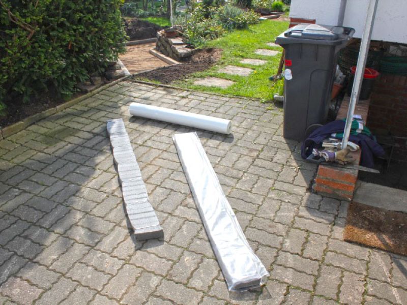 Verlegen von Kieswaben KW50 für einen stabilisierten Kiesweg im Garten