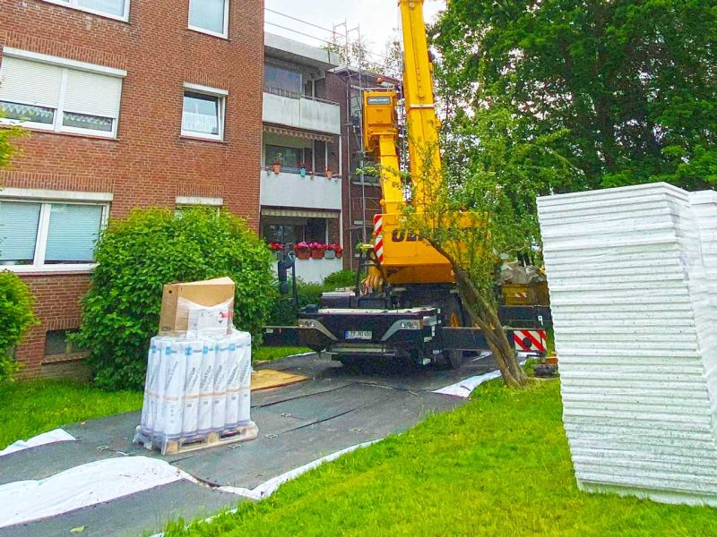 Fahrstrasse als Rasenschutz und Lastverteilung zur Baustelleneinrichtung Gebäudesanierung