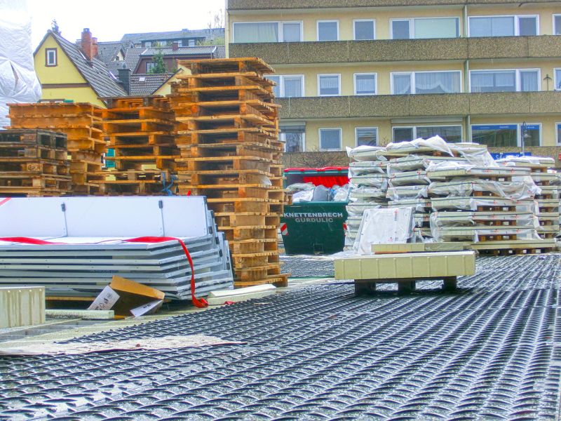 Bodenschutzplatten zum Schutz des Pflasters - Neubau in Bad Vilbel