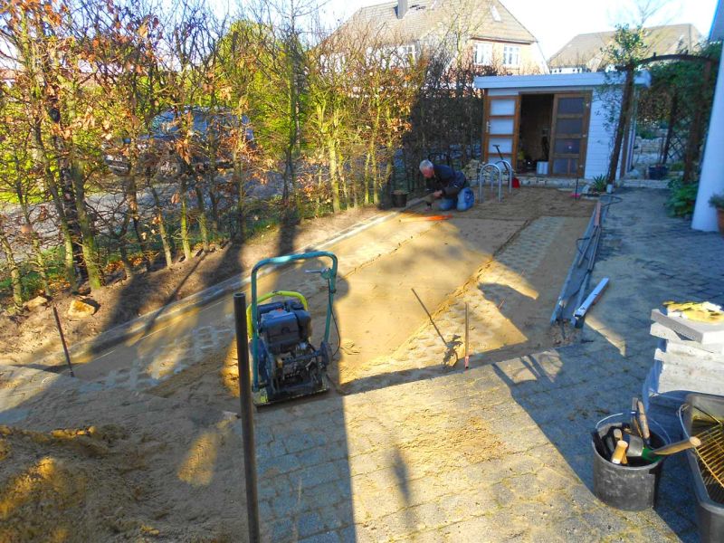 Anlegen einer stabilisierten Hof und PKW Stellfläche mit den Kieswaben KW50
