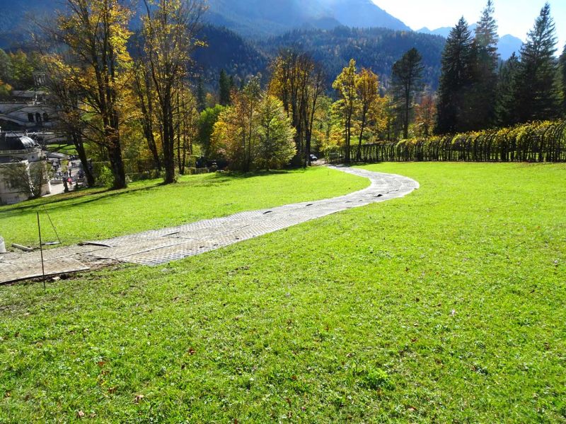 Mobile Baustrasse als temporäre Zuwegung zur Sanierung der Freianlagen im Park zum Schloss Linderhof