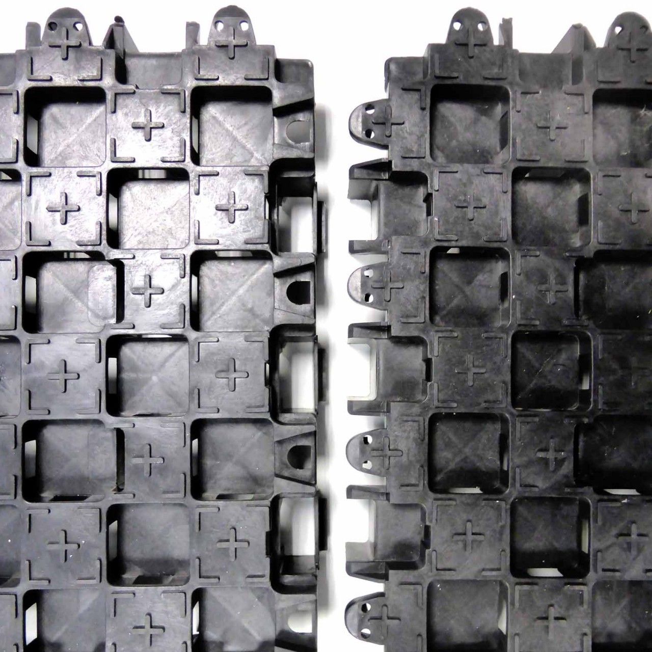 Ankergitter AG60, 400 x 400 x 60 mm, 0,9 kg. Bodengitter mit integrierten Ankerelementen, Drainagefunktion & extremer Lastverteilung. Profilierte Oberfläche.