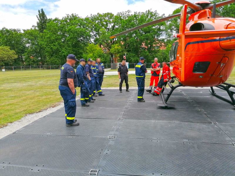 BODENSCHUTZPLATTEN ALS HUBSCHRAUBERLANDEPLATZ FÜR DAS THW