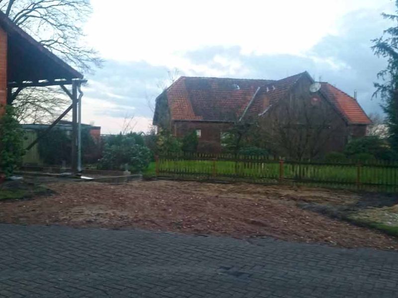 Bodengitter zur begrünten Hoferweiterung einer Traktor befahrbaren Rasenfläche