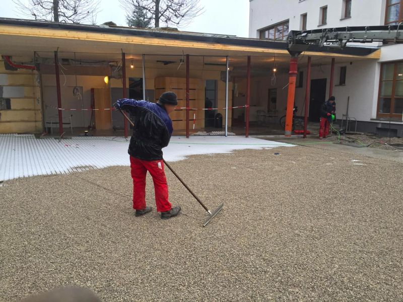 Dekorative und funktionale Umgestaltung des befahrbaren Vorplatz einer Fahrschule mit dem Kiesgitter KG30