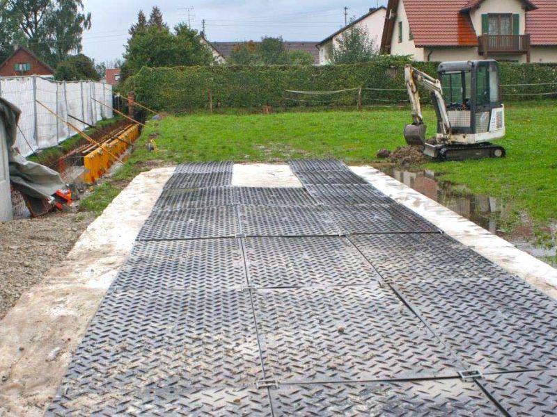 Mobile Baustraße zum Schutz eines Rasen für einen Betonmischer und Betonpumpe