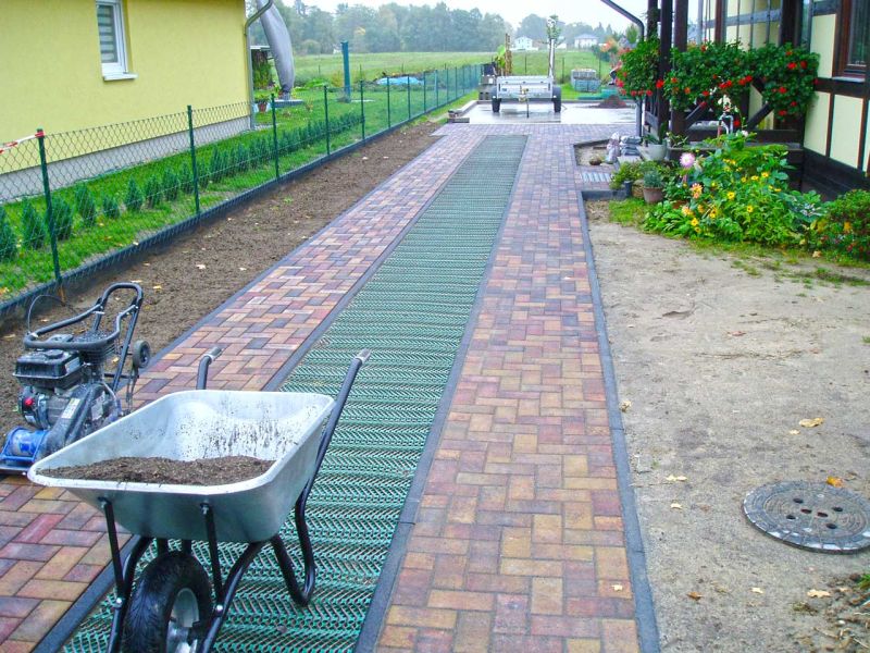 Rasenstabilisierung eines Grünstreifen im Bereich der Hofeinfahrt