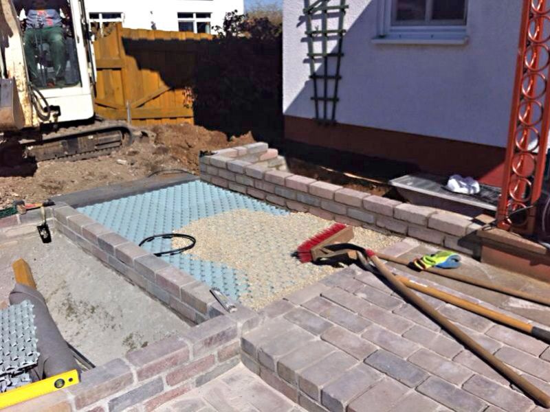 Verlegen und verfüllen der Bodenwabe BW40 zur Befestigung von Kieswegen