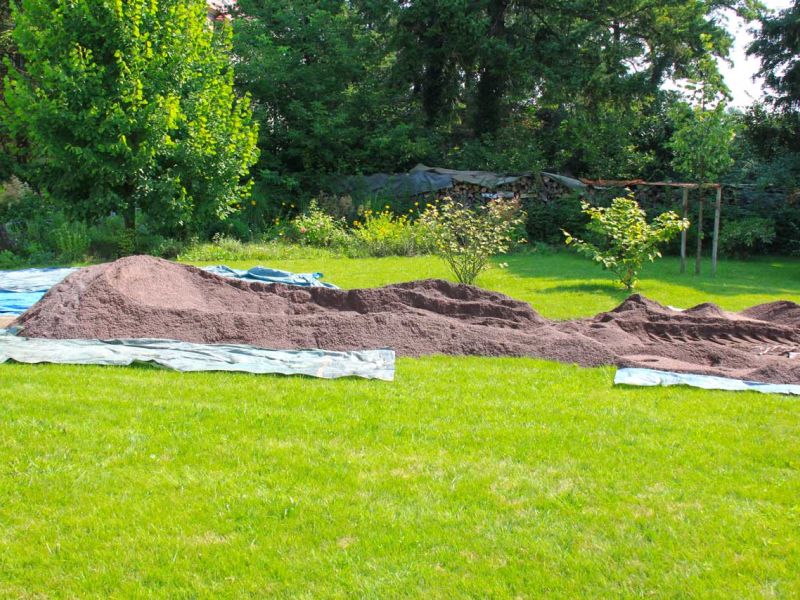 Verlegen und verfüllen des Kiesgitter KG30 für einen Gartenweg aus Kies