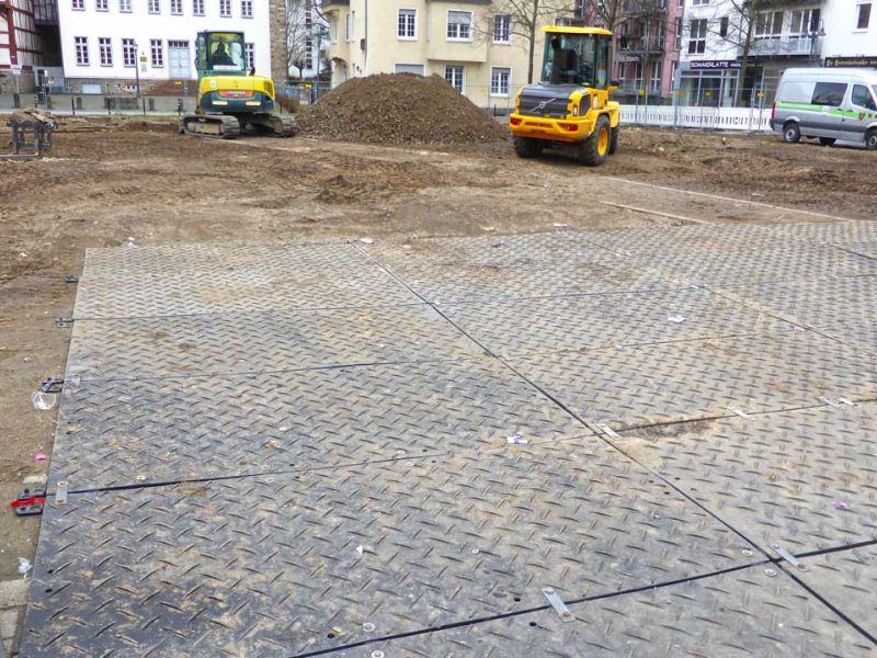 Mobile Baustraße als Pflasterschutz in der Fußgängerzone in Gießen