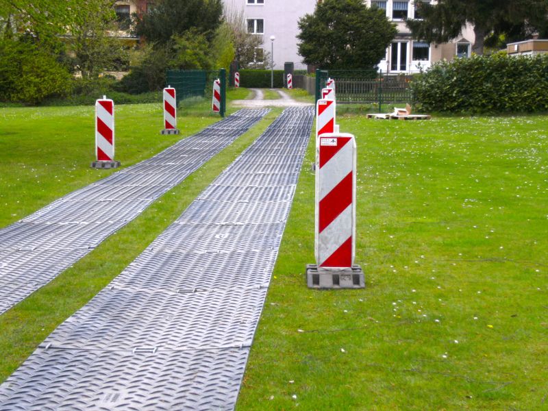 Temporäre Behelfsstraße Elisabeth Krankenhaus in Ratingen mit der s:tek Bodenschutzplatte