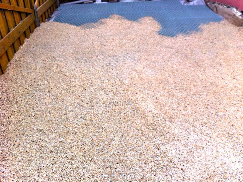 Verlegen und verfüllen der Bodenwabe BW40 zur Befestigung von Kieswegen