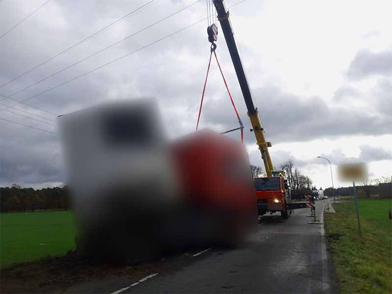 Kranplatten aus Kunststoff zum Abstützen eines Mobilkrans beim Bergen eines Lkw