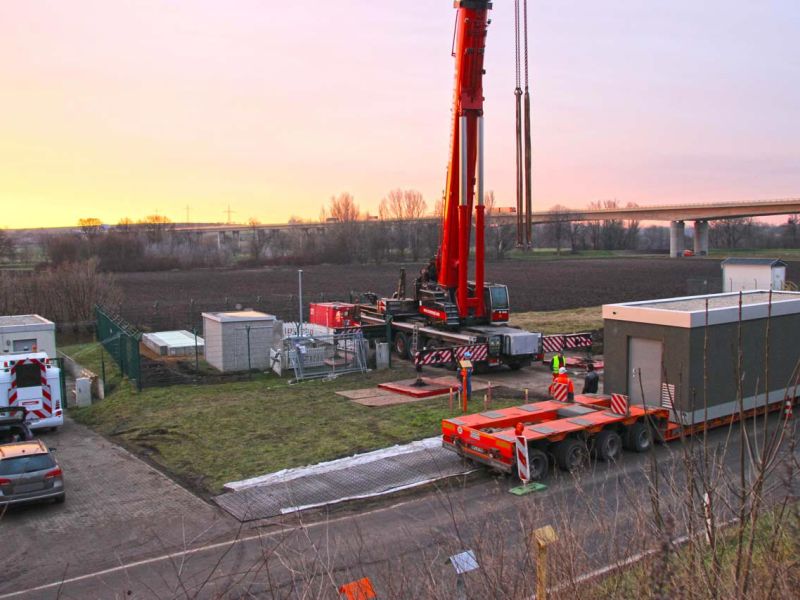 Stellfläche für einen Schwerlast-Transport im Bankettbereich einer Landstrasse
