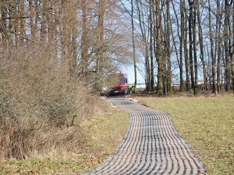 Mobile Baustraße Telekom-Baustelle Esselbach im Steigerwald mit der s:tek 48 Bodenschutzplatte