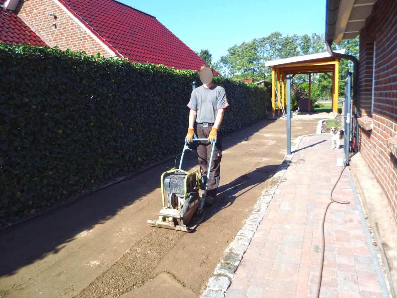 Bodenbefestigung einer begrünten Carport-Zufahrt mit dem Bodengitter BG50