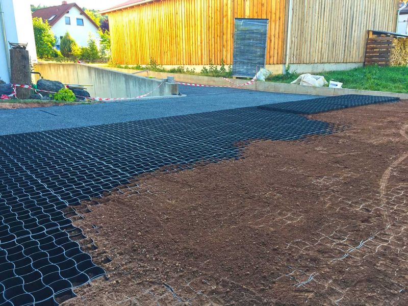 Begrünte Hofeinfahrt & Wohnwagen Stellplatz mit dem Bodengitter BG50 stabilisieren