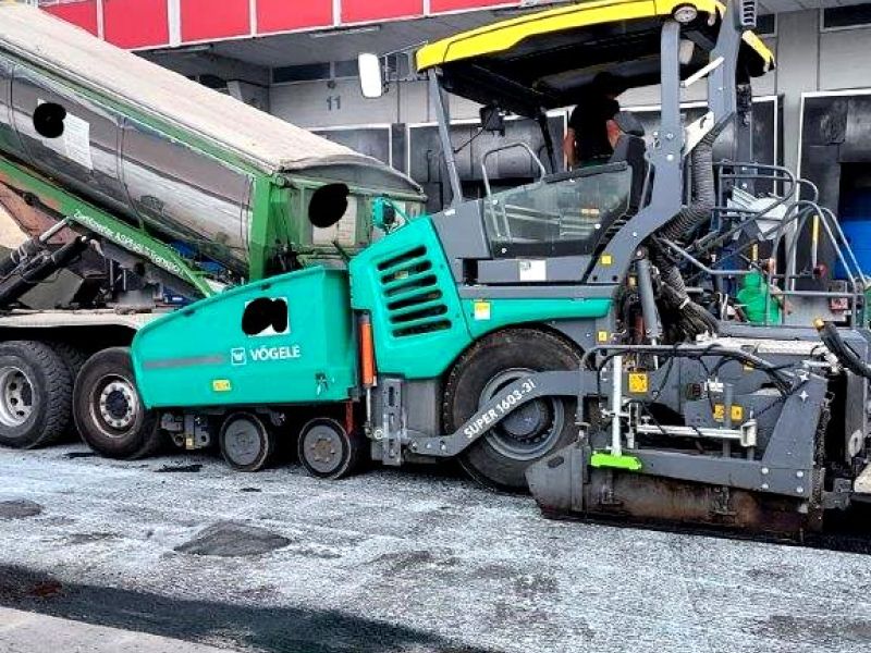 Lastverteilplatten statt Asphalt als dauerhaft druckstabiler Untergrund für die Stützen von Wechselbrücken