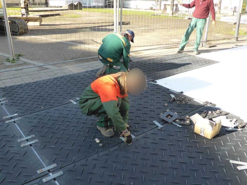 Mobile Baustraße als Pflasterschutz in der Fußgängerzone in Gießen