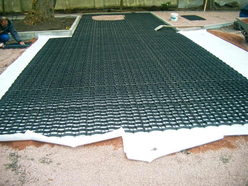 Herstellung eines großen Parkplatz mit dem Bodengitter BG30