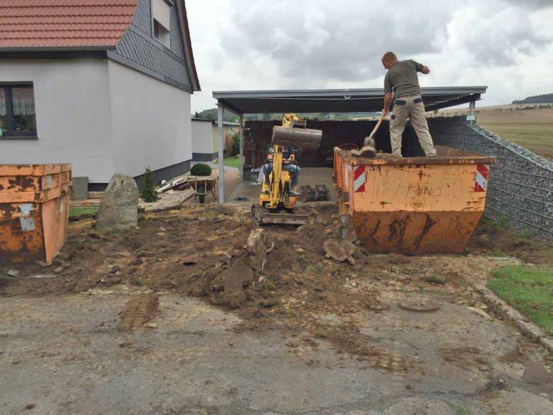 Moderne Umgestaltung: Steingarten & Carporteinfahrt mit stabilisiertem Kies