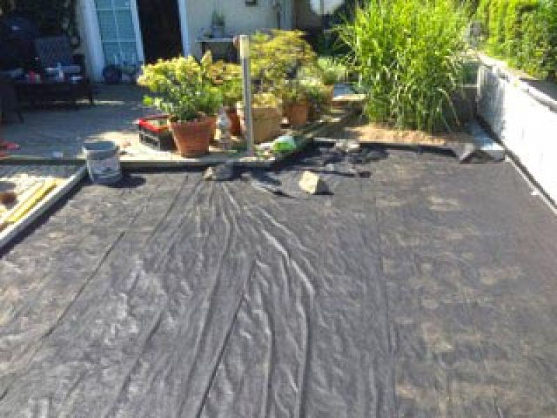 Verlegen der Kieswaben KW50 für eine neu angelegte Kies-Terrasse im Garten