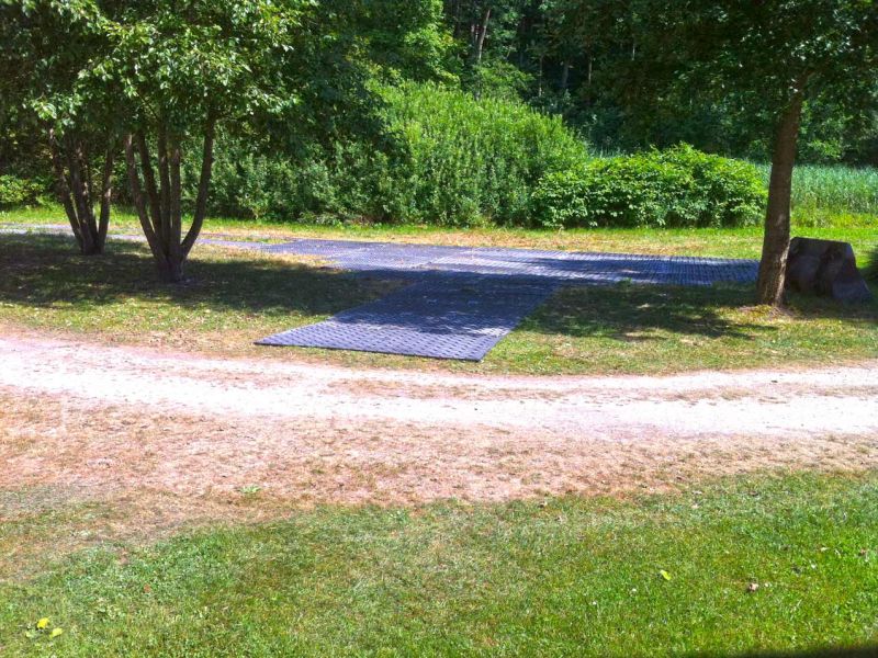 Fahrstraße und Arbeitsfläche zur Renovierung eines Gebäudes