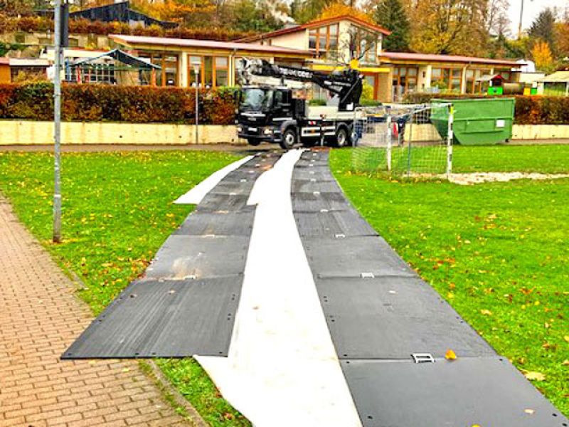 Nachhaltiger Rasenschutz mit Securatek Bodenschutzplatten