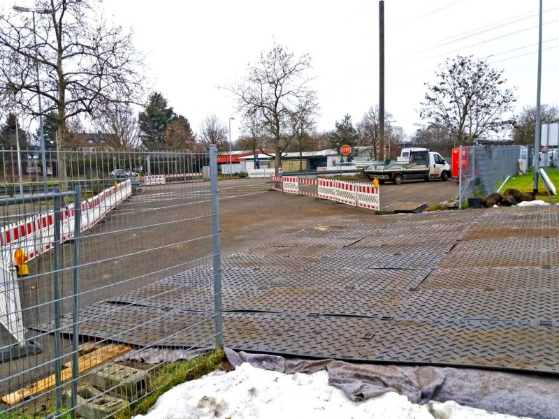 Temporäre Umleitung des Baustellenverkehr über eine Grünstreifen mit Bodenschutzplatten von Securatek