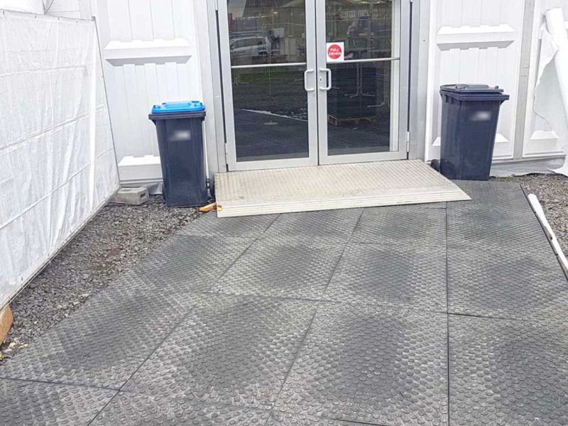 Verlegung von Bodenmatten durch das THW Marburg um einen barrierefreien und befestigten Gehweg zum Impfzelt des Covid Impfzentrum des LK Marburg-Biedenkopf herzustellen.