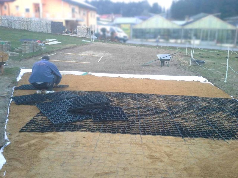 Herstellen eines Pferdepaddock ohne Unterbau mit dem Bodengitter BG30
