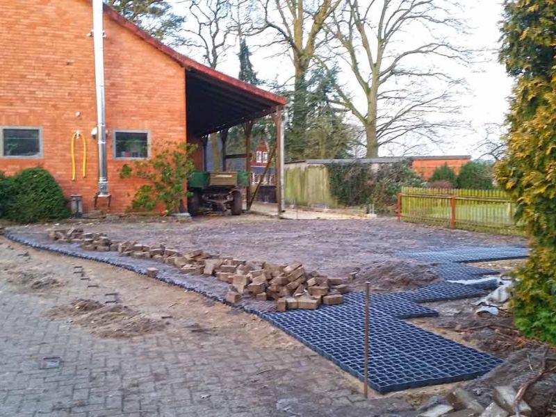 Bodengitter zur begrünten Hoferweiterung einer Traktor befahrbaren Rasenfläche