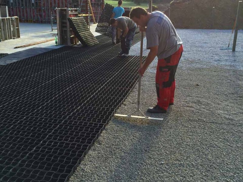 Verlegung von Paddockplatten für ein Paddock für Island-Pferde