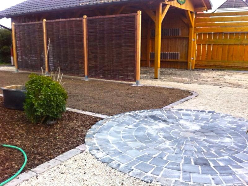 Verlegen und verfüllen der Bodenwabe BW40 zur Befestigung von Kieswegen