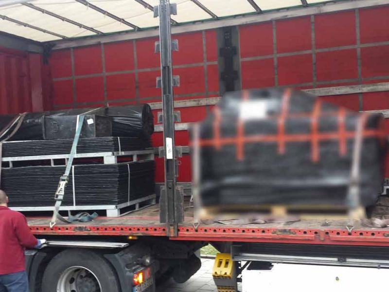 Fahrplatten als temporärer Parkplatz auf einer Rasenfläche