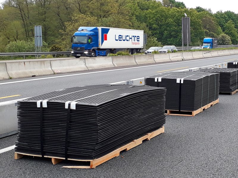 Unsere s:tek 48 · Hochleistungs-Bodenschutzplatte beim Pilotprojekt „Fotovoltaik-Lärmschutzwand“