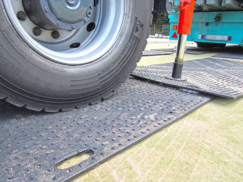 Fahrplatten zum Schutz eines Kunstrasen-Fussballplatz