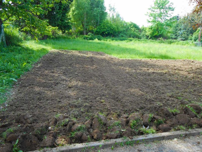 Befestigung einer Rasenfläche als Stellplatz für PKW-Anhänger mit dem Rasengitterstein RGS35