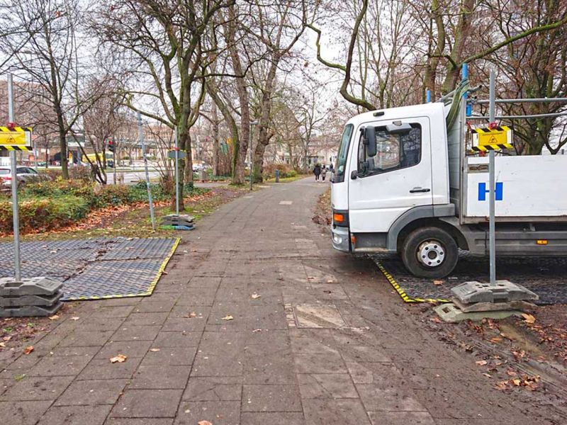 Fahrplatten als Baustellenzufahrt zur Errichtung eines Fassadengerüst. Gerüstbau in Langenfeld, Düsseldorf.