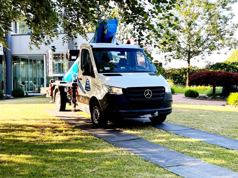 Wie man es schafft keine Fahrspuren auf dem Rasen zu hinterlassen