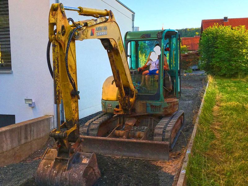 Begrünte Hofeinfahrt & Wohnwagen Stellplatz mit dem Bodengitter BG50 stabilisieren