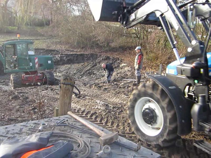 Fahrplatten als Hilfe zur Teichentschlammung