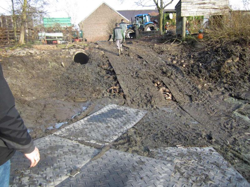 Fahrplatten als Hilfe zur Teichentschlammung