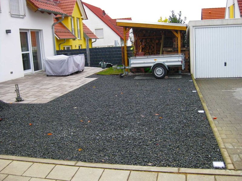 Umgestaltung einer Rasenfläche in eine befestigte und befahrbare Hof- und Gartenzufahrt mit der Kiesmatte KM30