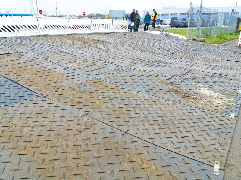 Temporäre Umleitung des Baustellenverkehr über eine Grünstreifen mit Bodenschutzplatten von Securatek