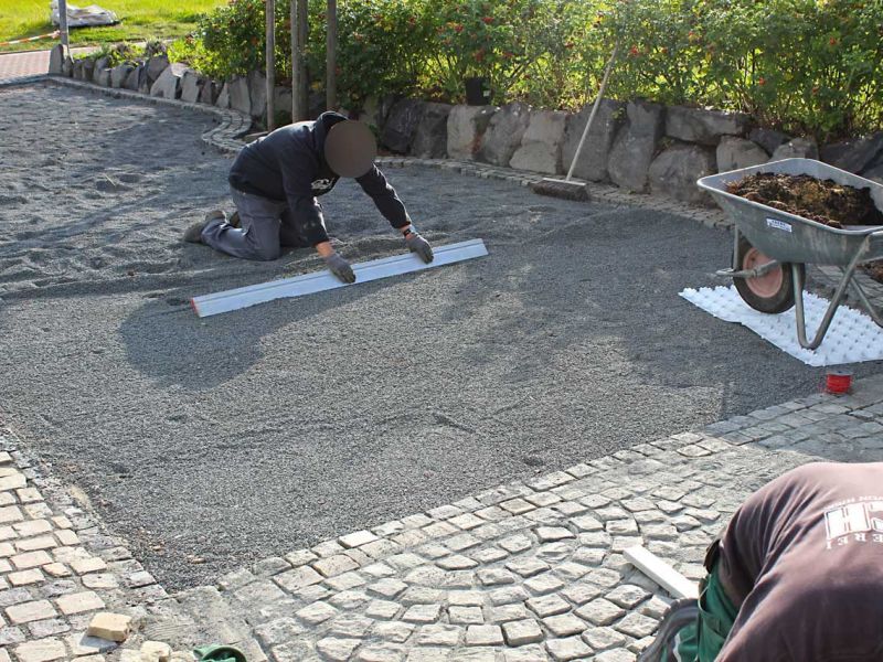 Kiestabilisierung eines neu angelegten Hof und Einfahrt mit dem Kiesgitter KG30