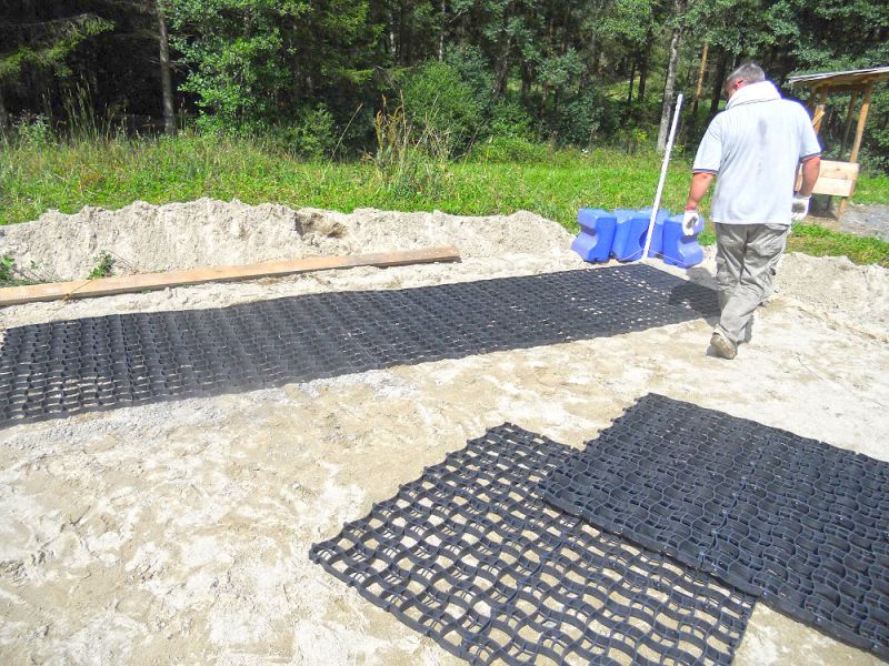 Verlegung des Bodengitter BG50 für die Herstellung eines neuen Reitplatz