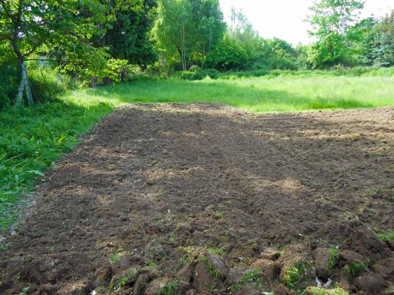 Befestigung einer Rasenfläche als Stellplatz für PKW-Anhänger mit dem Rasengitterstein RGS35